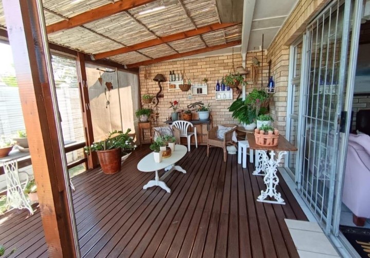 5 Bedroom Property for Sale in Wavecrest Eastern Cape